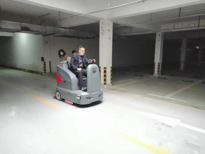 巴彦淖尔小区物业保洁不用人力改用驾驶式洗地机了